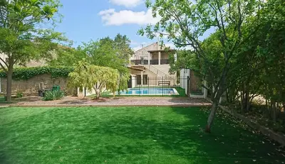 a house with a yard with a swimming pool at Aur Blan - 100m canal du midi au somail - Accueil vélo & Piscine in Le Somail