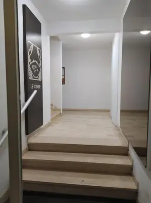 a hallway with stairs and a sign on the wall at Joli appartement avec grande et belle terrasse, au pied de la plage du Grazel! in Gruissan