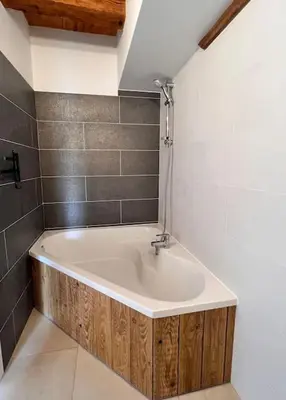 a bathroom with a bath tub in a room at Beau T3 au cœur du centre ville in Narbonne