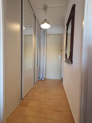 an empty hallway with a mirror and a hallwayngth at Gruissan les MARINES II in Gruissan