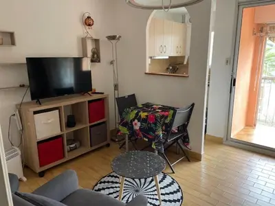 a living room with a tv and a table at Gruissan les MARINES II in Gruissan
