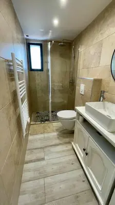 a bathroom with a shower and a toilet and a sink at Maisonnette chaleureuse a proximité du centre in Narbonne