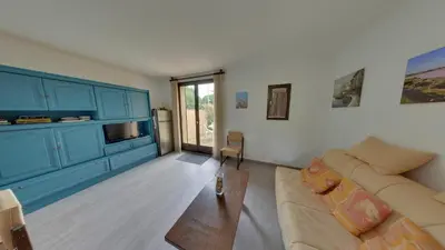 a living room with a couch and a table at Gruissan: Maisonnette T2 avec jardin in Gruissan