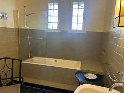 a bathroom with a bath tub and a sink at Maison familiale de charme in Chalabre