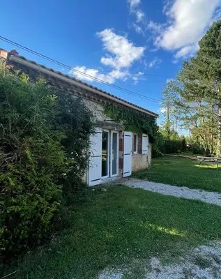 a small house with ivy growing on the side of it at Castres maisonnette proche du centre ville, parking et jardin in Castres