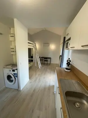 a kitchen and living room with a washer and dryer at Castres maisonnette proche du centre ville, parking et jardin in Castres