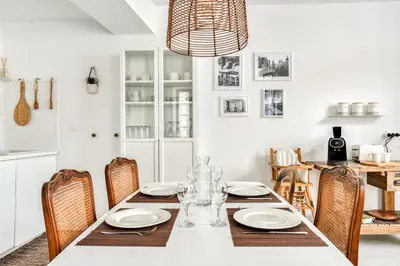 a dining room with a table and chairs at Les Gîtes de Laure - L'Or Blanc, Appartement avec Vue sur le Chateau, Climatisation, Netflix, à 160 m de la Cité Médiévale in Carcassonne