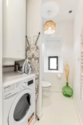 a laundry room with a washing machine and a toilet at Les Gîtes de Laure - L'Or Blanc, Appartement avec Vue sur le Chateau, Climatisation, Netflix, à 160 m de la Cité Médiévale in Carcassonne