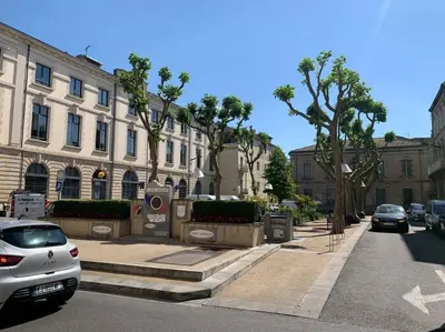 a street with cars parked in front of a building at Appartement avec terrasse au cœur de Carcassonne - Serviettes Draps Ménage inclus in Carcassonne