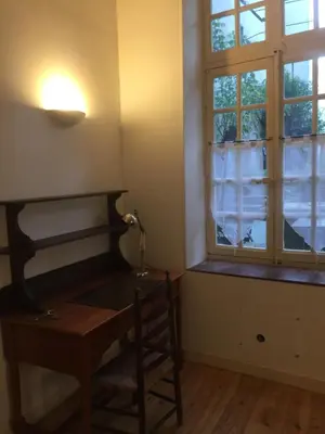 a room with a desk and a window at Cosy, calme et authentique au coeur de ville in Carcassonne