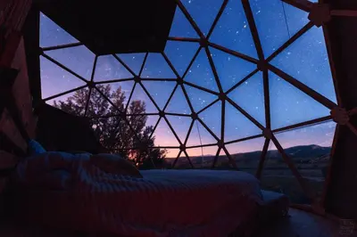 a star filled igloo with a bed in a room at Camping la Peiriere - Évasion en Dôme in Tuchan