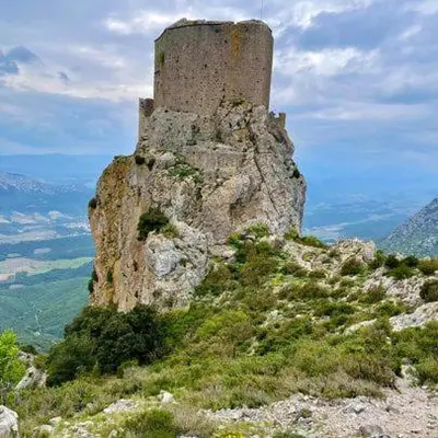 a castle sitting on top of a mountain at Gîte XL Familles et groupes Duilhac sous Peyrepertuse in Duilhac