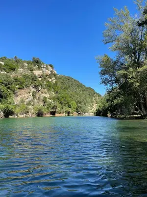a view of the water from a boat on a lake at Gîte XL Familles et groupes Duilhac sous Peyrepertuse in Duilhac