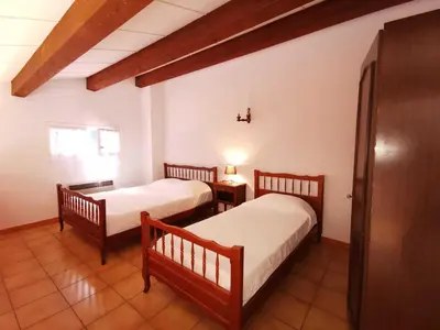 a room with two beds and a lamp in it at Desix in Trilla