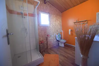 a bathroom with a shower and a toilet at VENEZ SEJOURNER A GRUISSAN ....PLAGE DES CHALETS in Gruissan