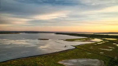 an aerial view of a large body of water at Chalet en bois 