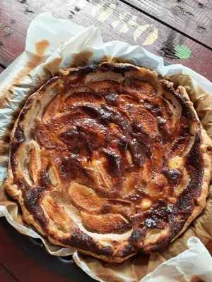 a pie sitting on top of a table at Le lodge des chênes in Brousses-et-Villaret
