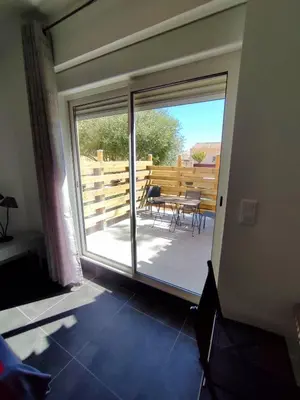 a room with a sliding glass door to a patio at Studio R Homps in Homps