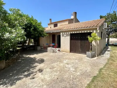 a house with a large yard in front of it at Belle et grande villa pour des séjours en famille et entre amis in Cruscades