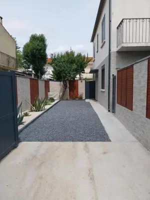 an empty driveway of a house with a garage at Appartement fonctionnel proche du centre ville in Narbonne