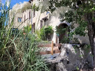 a building with a bench in front of it at Grande maison de montagne rénovée, du charme in Rodome