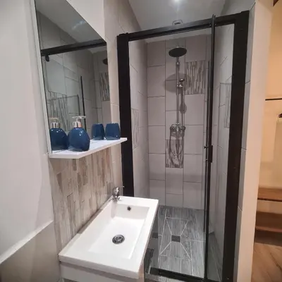 a bathroom with a sink and a shower at Très joli appartement 2 pièces, centre-ville in Tuchan