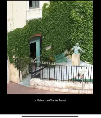 a statue of a person on a fence in front of a building at Joli gîte chic et cosy entre mer et Narbonne in Narbonne