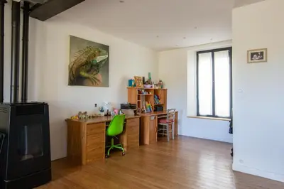 a room with a desk and a green chair at Maison, piscine & vue sur la Cité de Carcassonne in Carcassonne