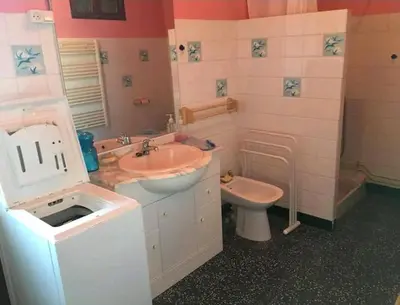 a bathroom with a sink and a toilet at Grand Appartement 6 pers,lumineux,avec terrasse Sud de France in Tuchan
