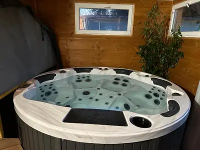 a jacuzzi tub in a room with a window at Gîte Ardoise in Castelnaudary