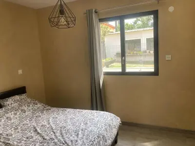 a bedroom with a bed and a window at Gîte Ardoise in Castelnaudary