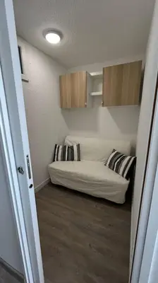 a room with a couch in a small room at Superbe appartement rénové avec vue magnifique in Gruissan