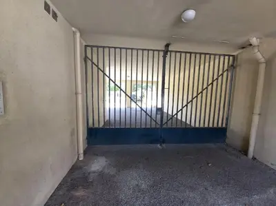an empty room with a gate in a room at Cosy T2, Meublé de tourisme 3 étoiles, Parking fermé , 2Vélos, Wi-Fi in Narbonne