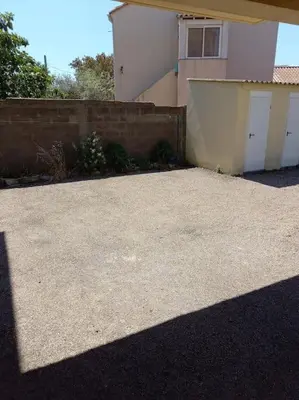 a large driveway in front of a house at Cosy T2, Meublé de tourisme 3 étoiles, Parking fermé , 2Vélos, Wi-Fi in Narbonne