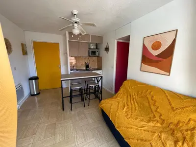 a living room with a bed and a kitchen at Appartement T2 Gruissan port, rive gauche in Gruissan