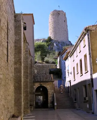 an alley in a town with a castle in the background at Appartement T2 Gruissan port, rive gauche in Gruissan