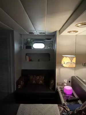 a small room with a couch and a window at Loc de cabines sur Yacht in Gruissan