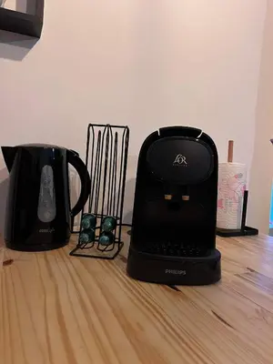 a blender and a toaster sitting on a wooden floor at Charmant appartement climatisé aux pieds de la cité in Carcassonne