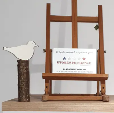 a sign on a chair with a bird on it at L'Annexe in Sigean