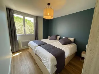 a bedroom with a large bed and a window at Au point du jour - Gîtes Carcassonne, Lac de la Cavayère in Carcassonne