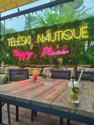 a wooden table with two drinks and a sign that says itskissinator happy planner at Au point du jour - Gîtes Carcassonne, Lac de la Cavayère in Carcassonne