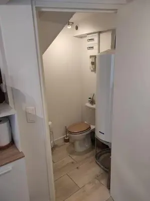 a small bathroom with a toilet and a sink at T2 Duplex Pamiers Plein Centre - Logement entier - Nouveau in Pamiers