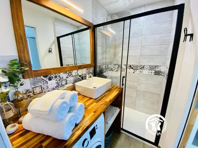 a bathroom with a sink and a shower at Gîte & Spa Le Villemachois - 4 étoiles - Jacuzzi couvert - Calme et Indépendant - Clim - Parking - 5 min Carcassonne in Villemoustaussou