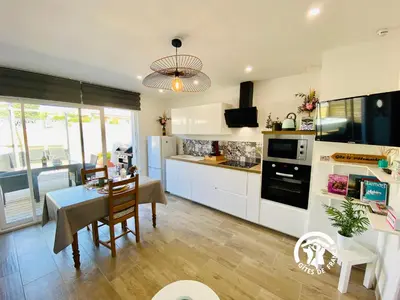 a kitchen with a table and a dining room at Gîte & Spa Le Villemachois - 4 étoiles - Jacuzzi couvert - Calme et Indépendant - Clim - Parking - 5 min Carcassonne in Villemoustaussou