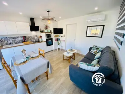 a living room with a couch and a table at Gîte & Spa Le Villemachois - 4 étoiles - Jacuzzi couvert - Calme et Indépendant - Clim - Parking - 5 min Carcassonne in Villemoustaussou