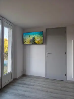 an empty room with a painting on the wall at Le Rocher au Thym in Limoux