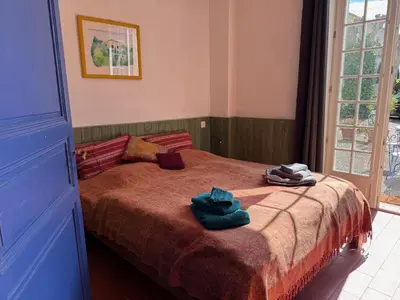 a bedroom with a bed with two towels on it at Maison de l´amitié Homps in Homps