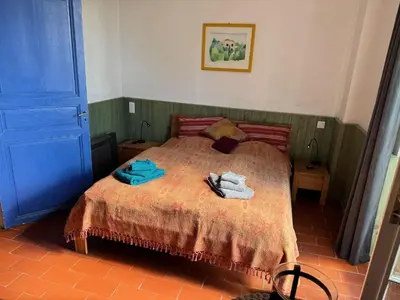 a bedroom with a bed with towels on it at Maison de l´amitié Homps in Homps