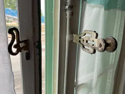an old door knob on a window with a curtain at Maison de l´amitié Homps in Homps
