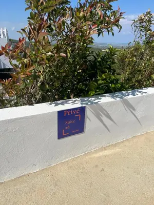 a sign that says pingasy on a white wall at Suite 28 in Treilles